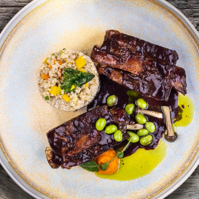 Żebra wołowe / sos z czarnym bzem / kasza jęczmienna z warzywami